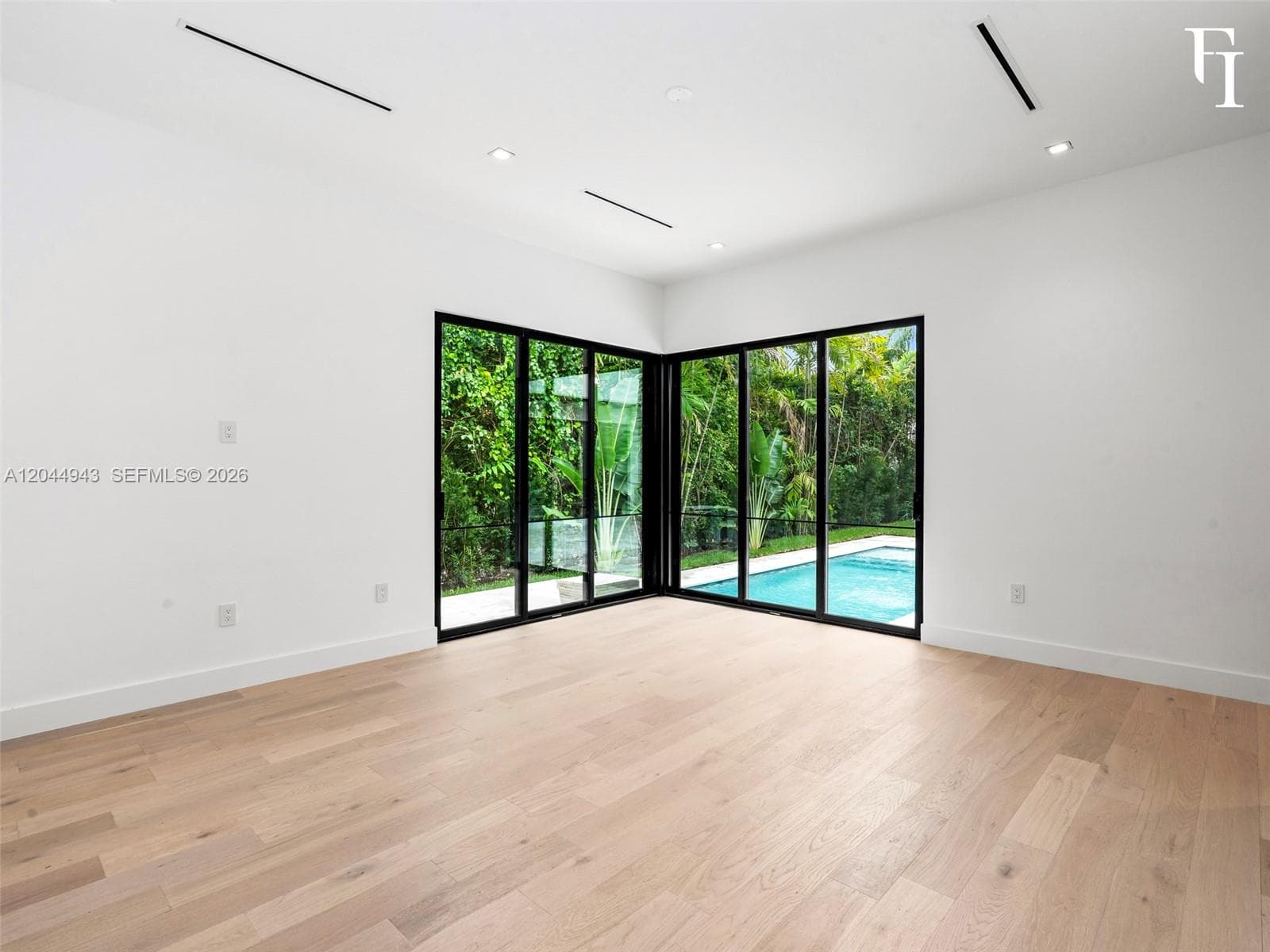1111 Alberca St photo 32