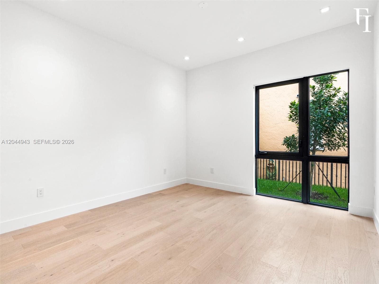 1111 Alberca St photo 28