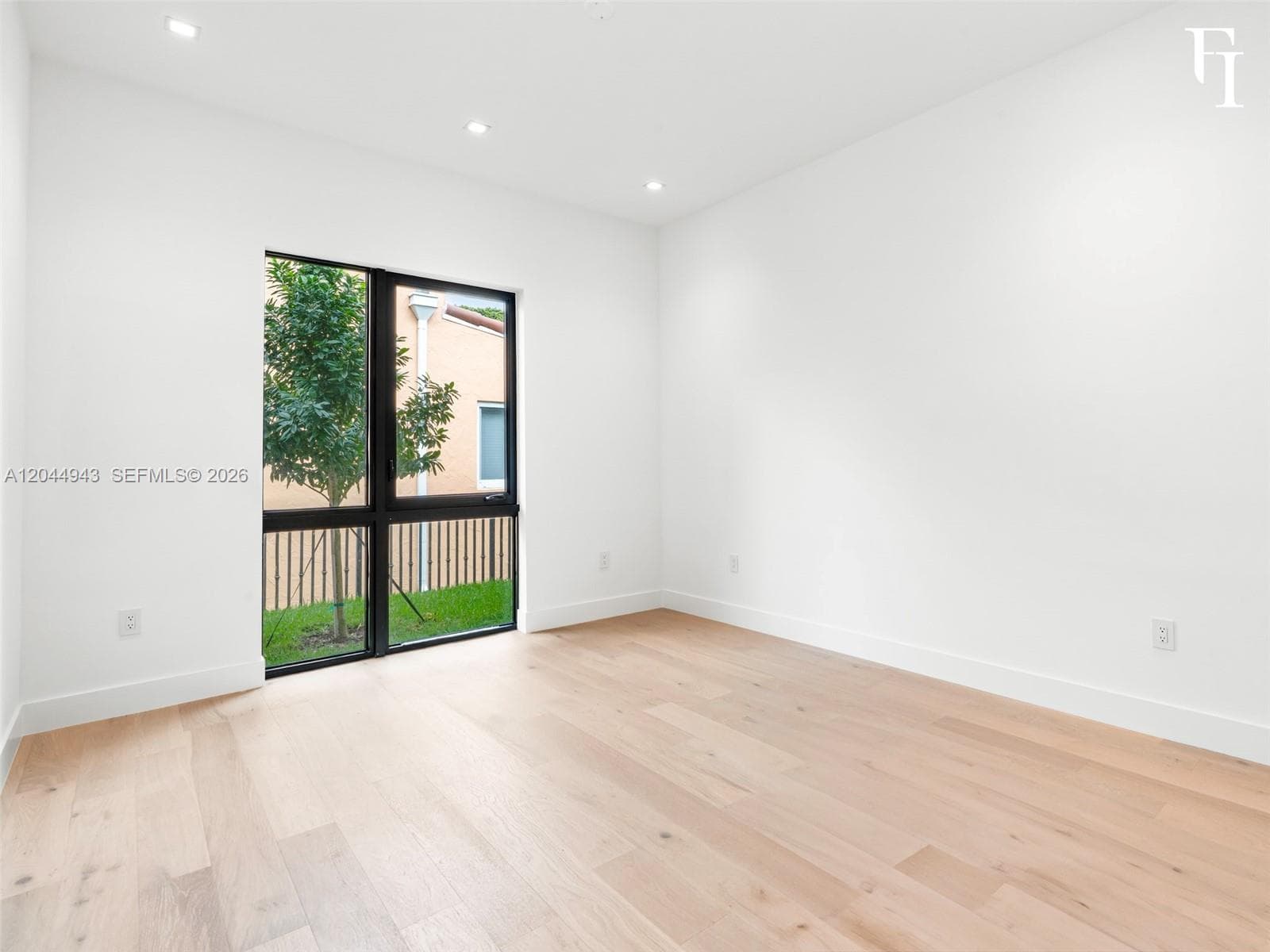 1111 Alberca St photo 30