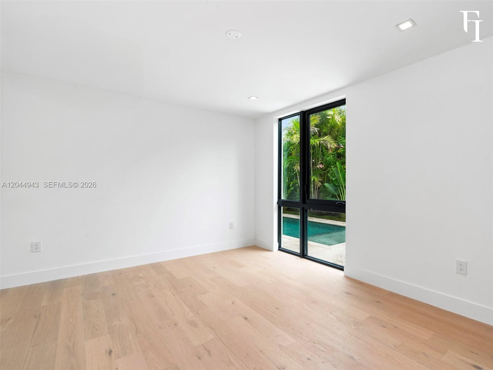 1111 Alberca St photo 39