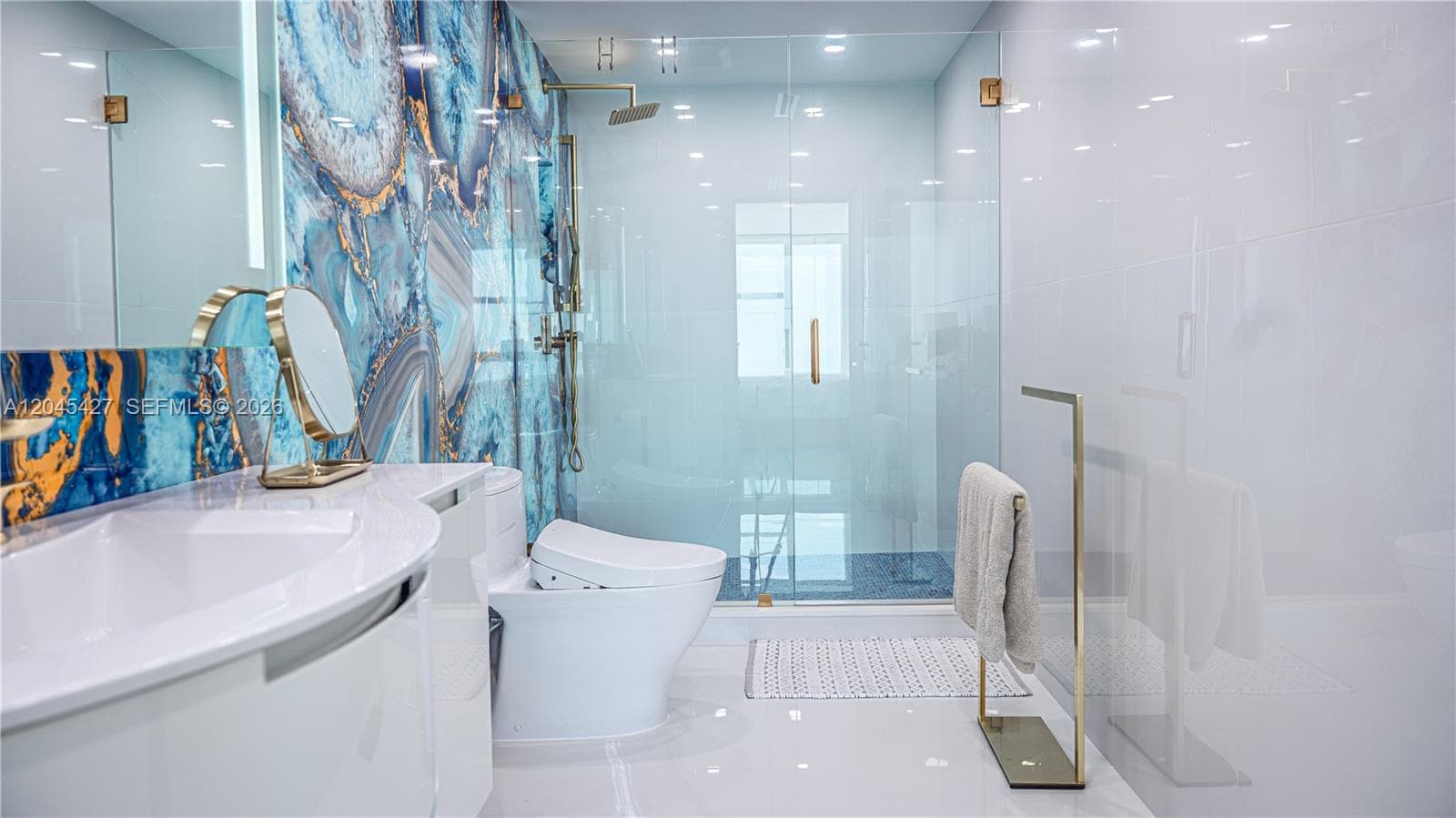 Master  bathroom
