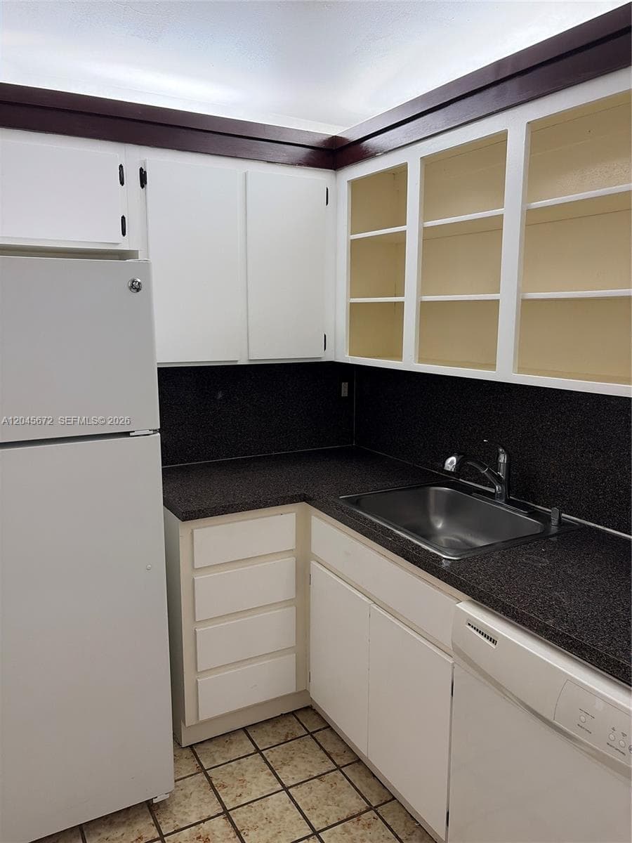 COLLINS VISTA CONDO · #404 in Miami Beach - Photo 2