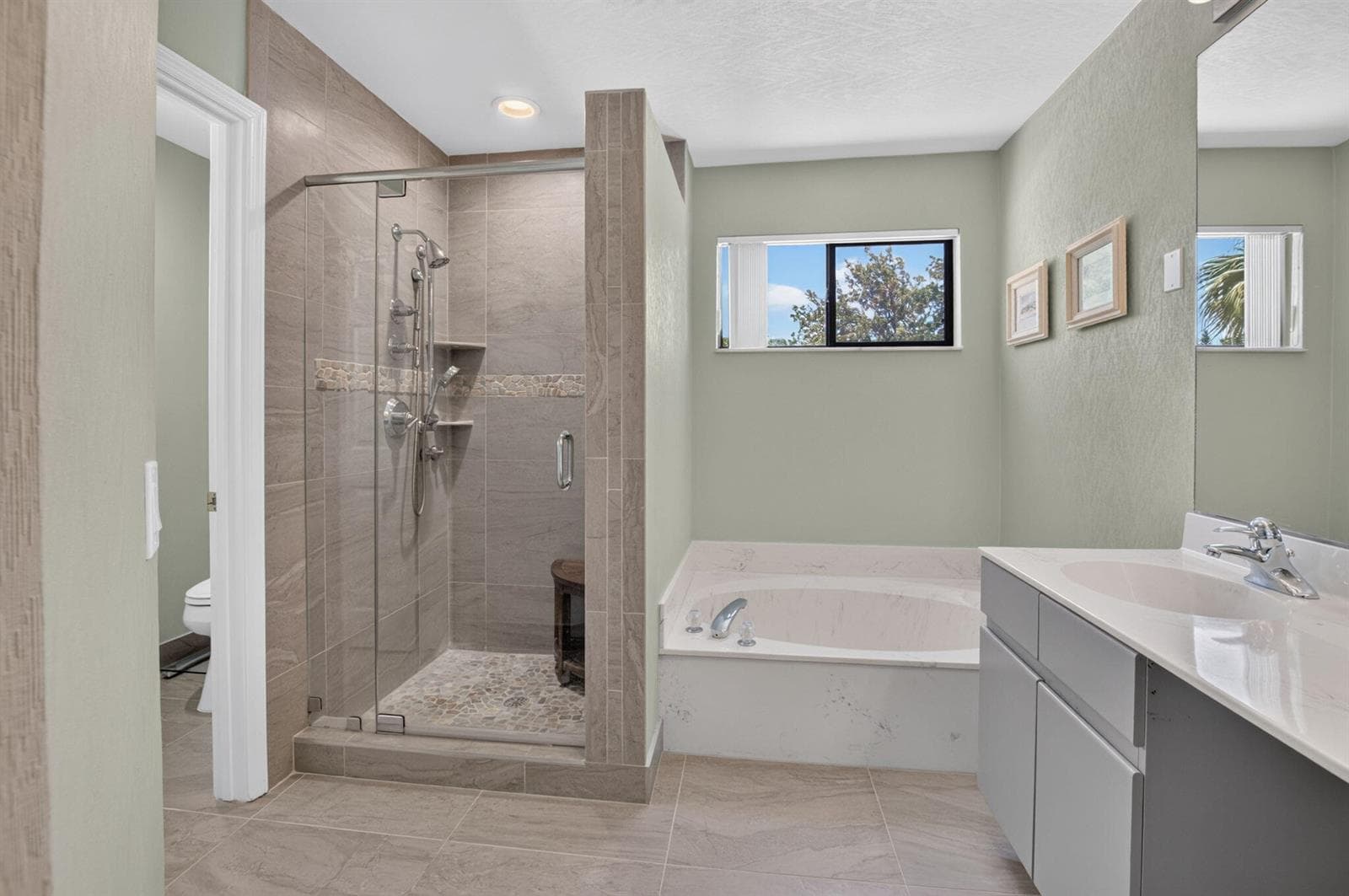 BEAUTIFUL UPDATED STEP IN SHOWER