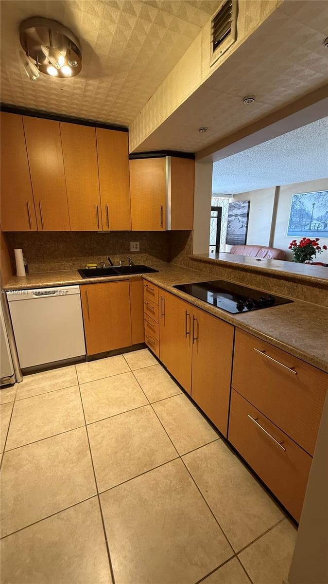 AVANT GARDE CONDO · #1004 in Hallandale Beach - Photo 12
