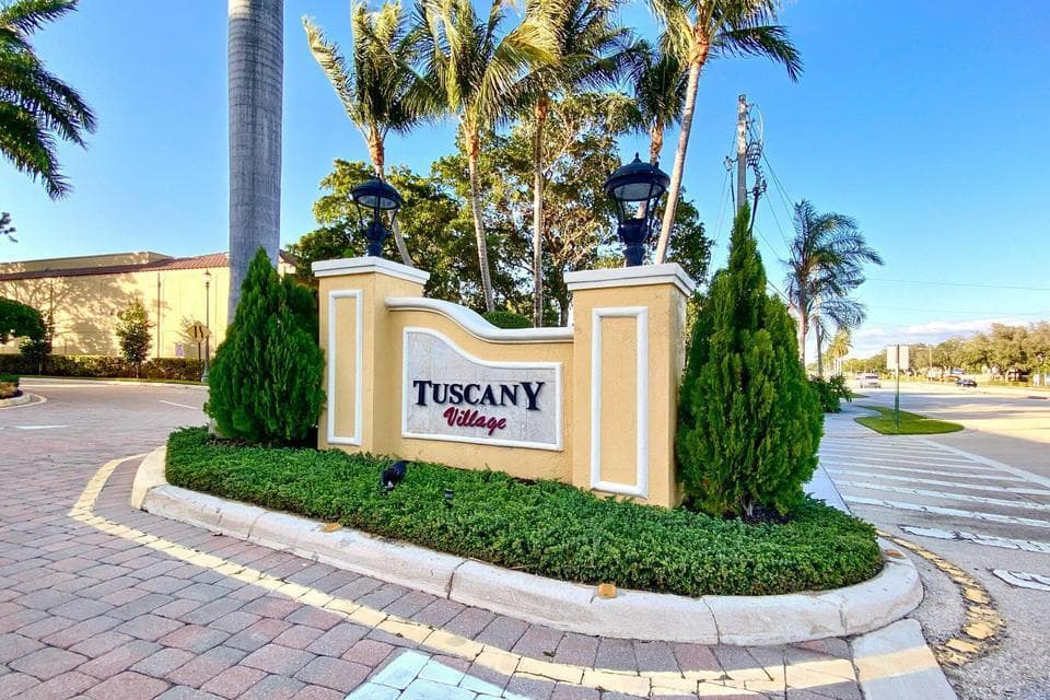210 ENTRANCE OF THE COMMUNITY