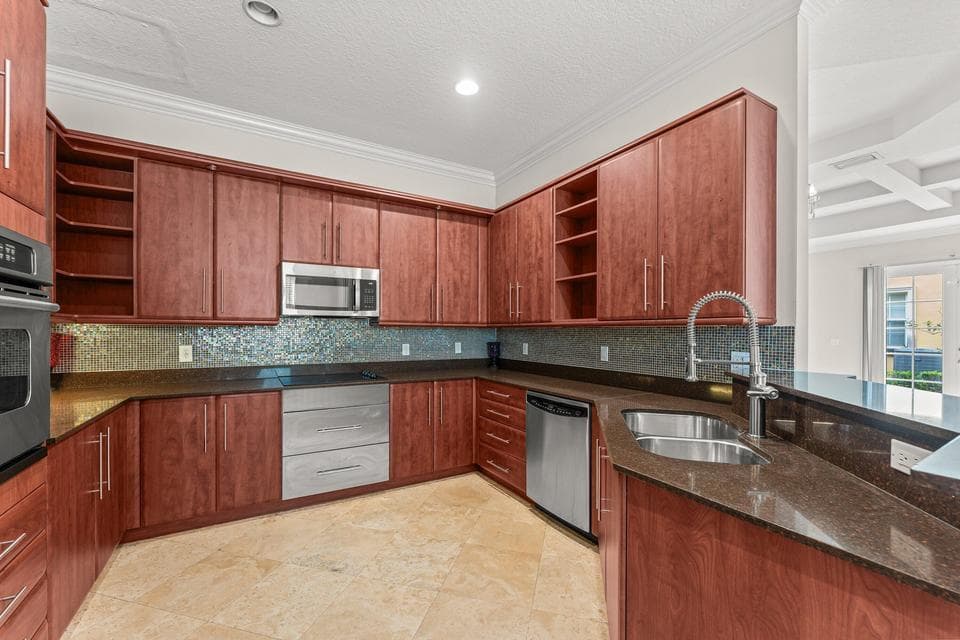 210 KITCHEN 2