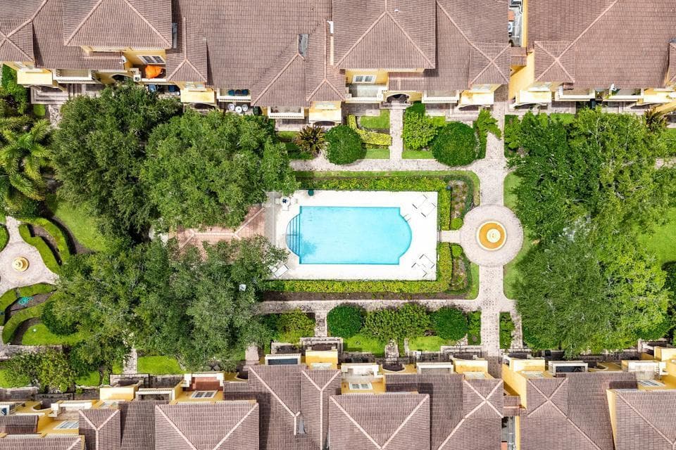 210 POOL AREAL