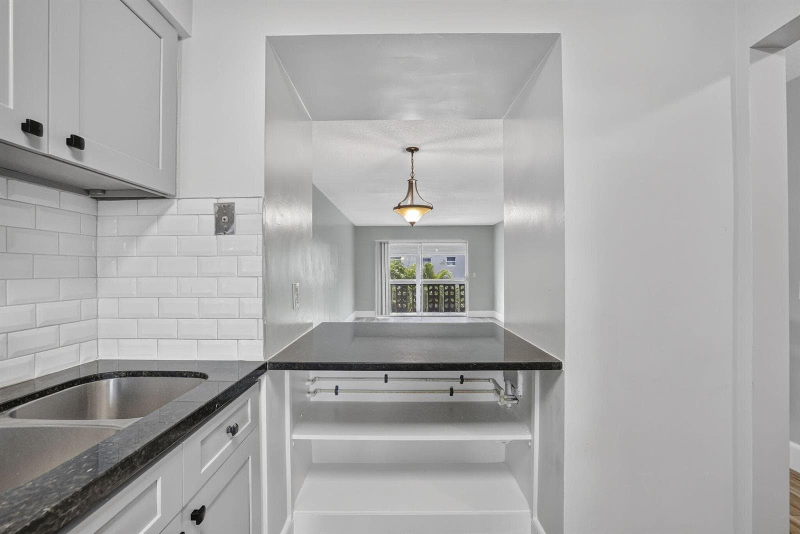 Kitchen w/ Passthrough