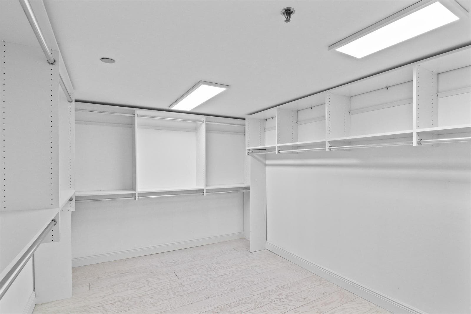 ^458 Primary Walk in Closet