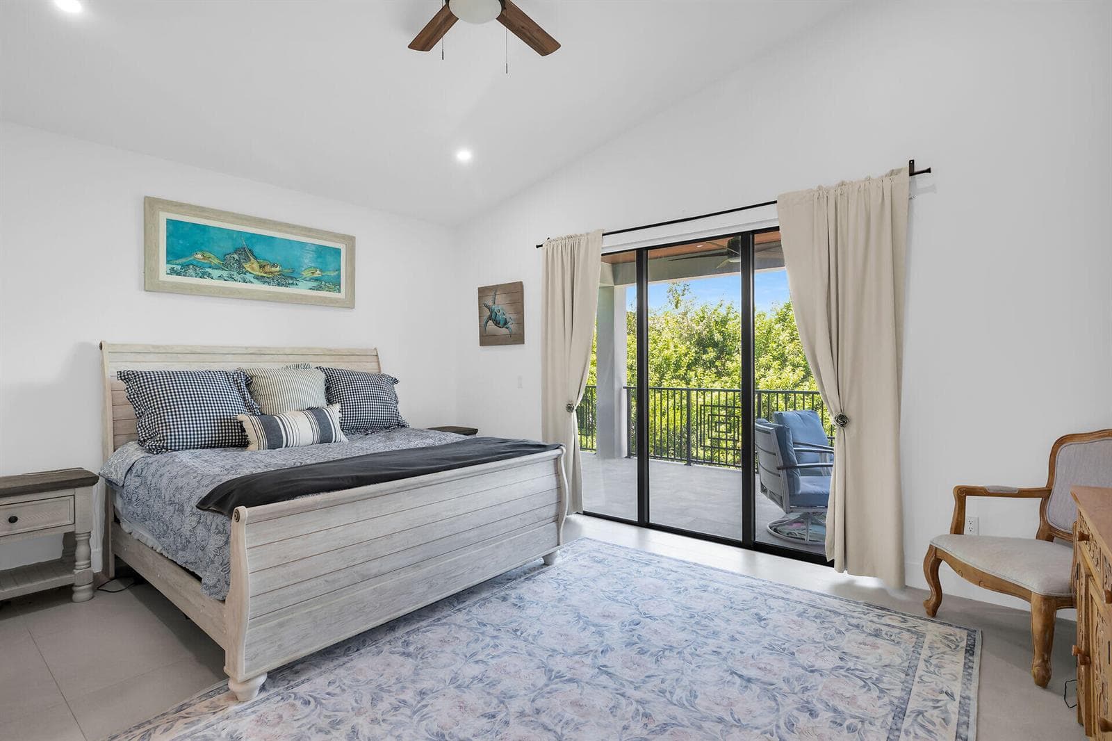 PRIMARY SUITE FEATURES DOORWALL TO BALCO