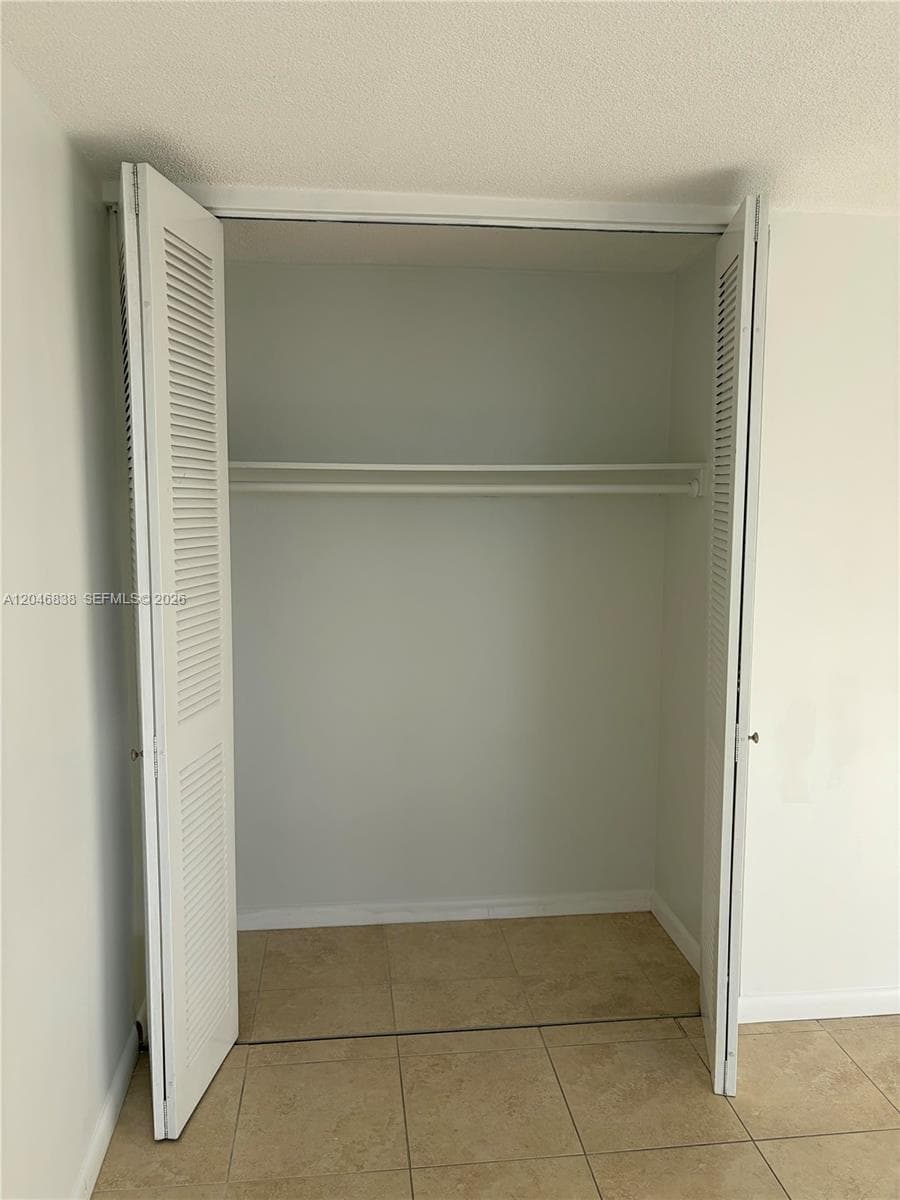 2nd Bedroon (closet)