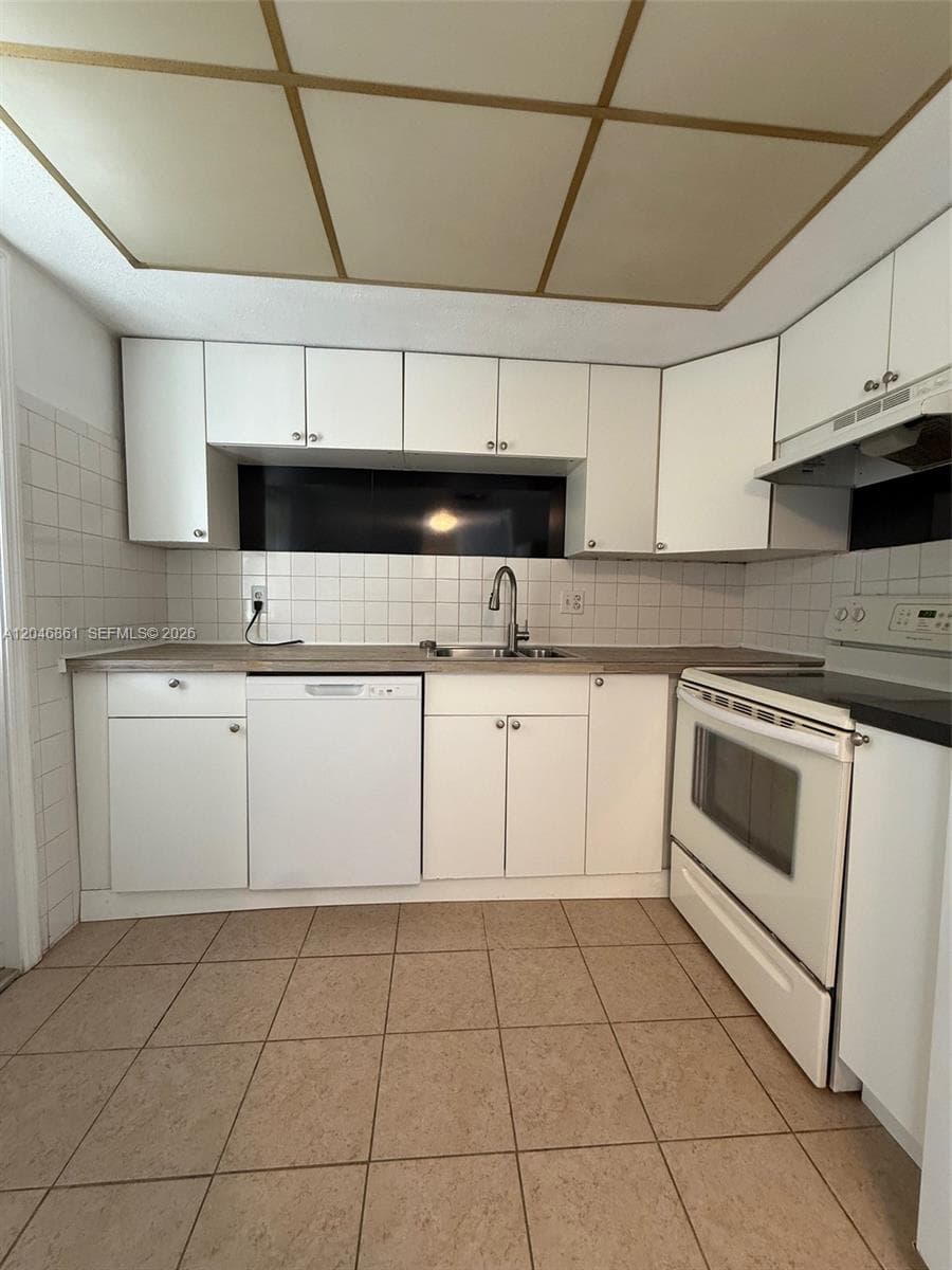 BONITA SPRINGS CONDO · #53 in Pompano Beach - Photo 2