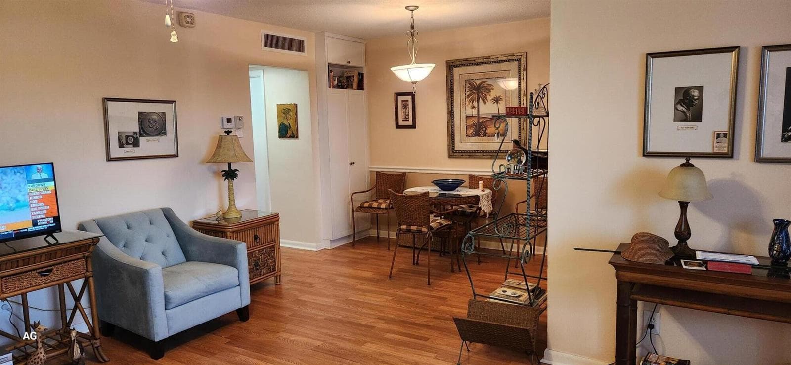 living room to Dining room
