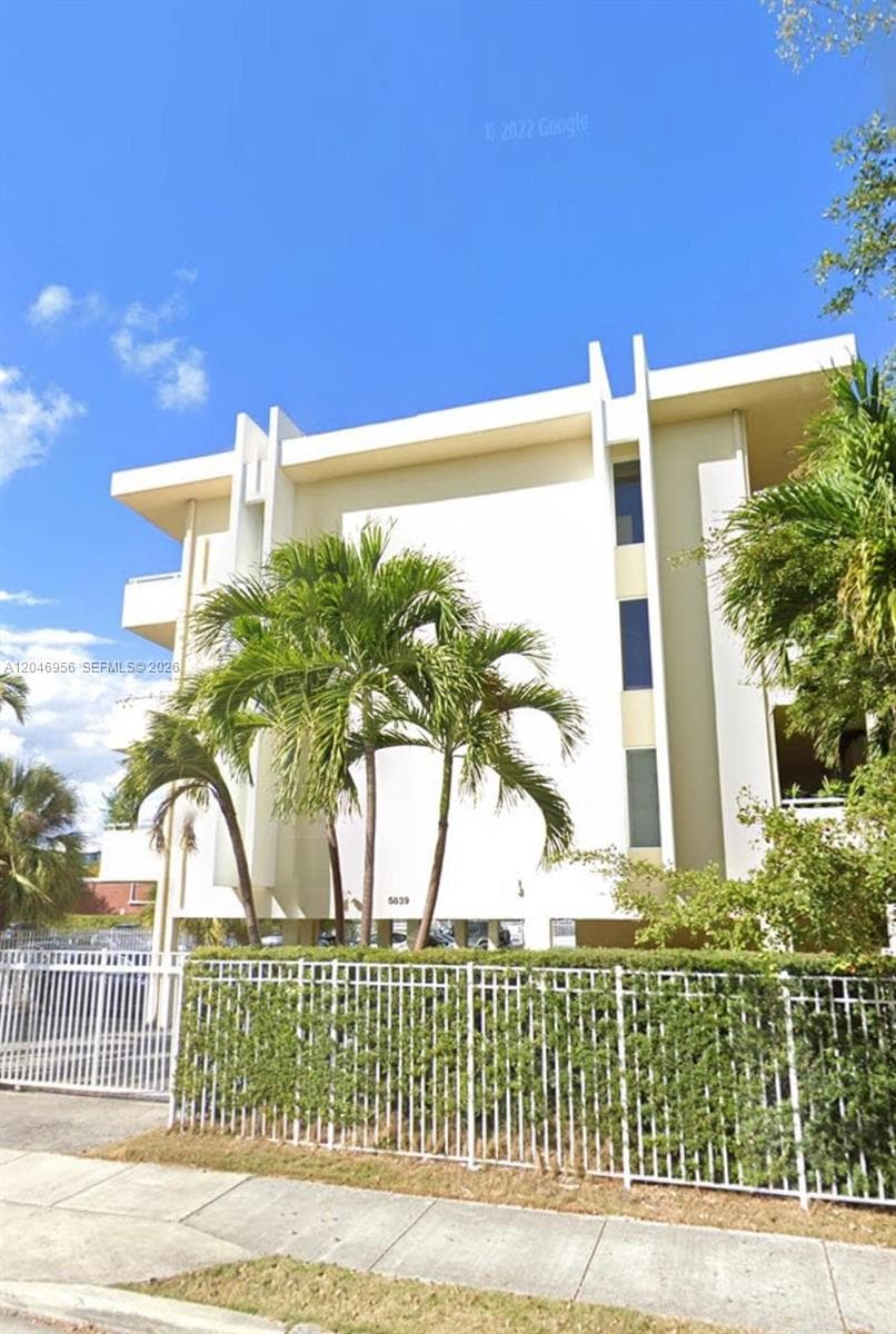 SUNSET POINT CONDO · #104 in South Miami - Photo 1