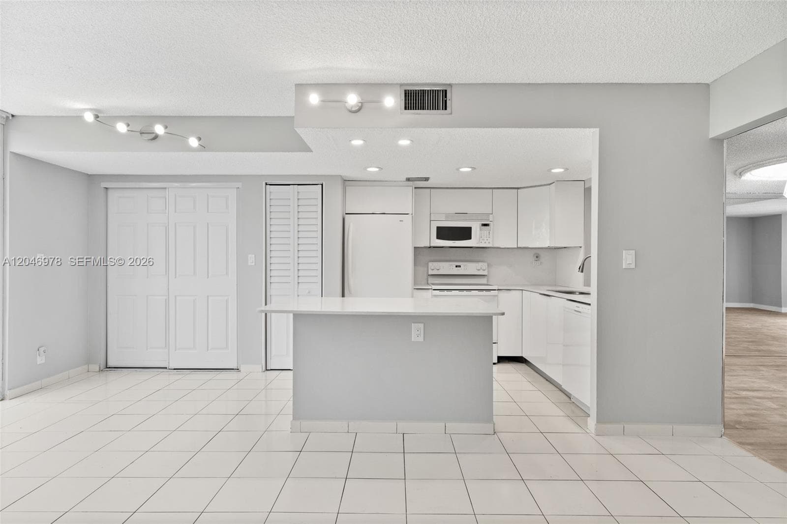 VENETIAN PARK III · #122 in Hallandale Beach - Photo 10