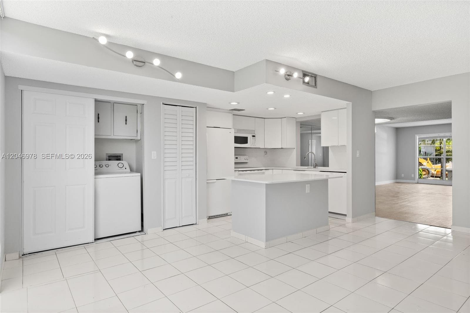 VENETIAN PARK III · #122 in Hallandale Beach - Photo 14