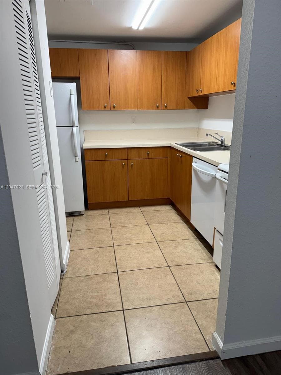 CLEAR LAKE PALMS CONDO · #203 in West Palm Beach - Photo 3
