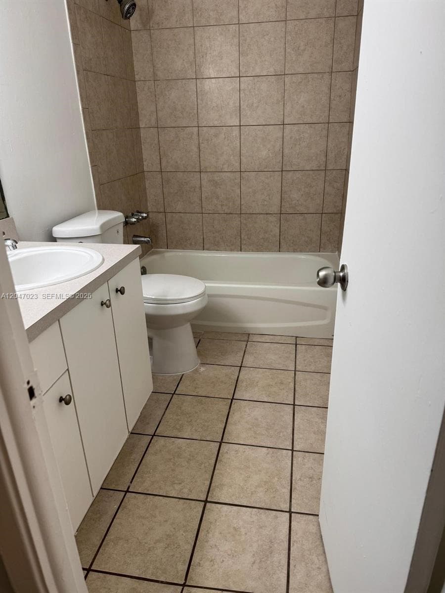 CLEAR LAKE PALMS CONDO · #203 in West Palm Beach - Photo 8