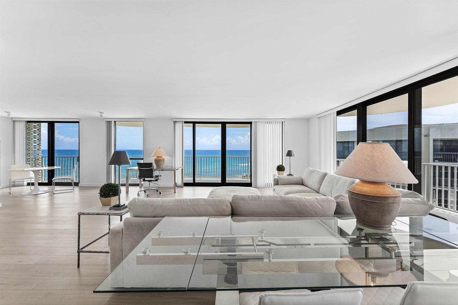 016 Great room (facing ocean, east)