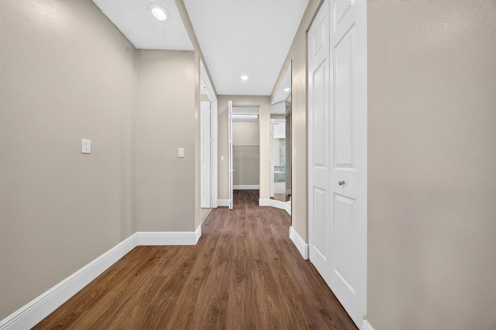 061_Primary_Suite_Hall_2