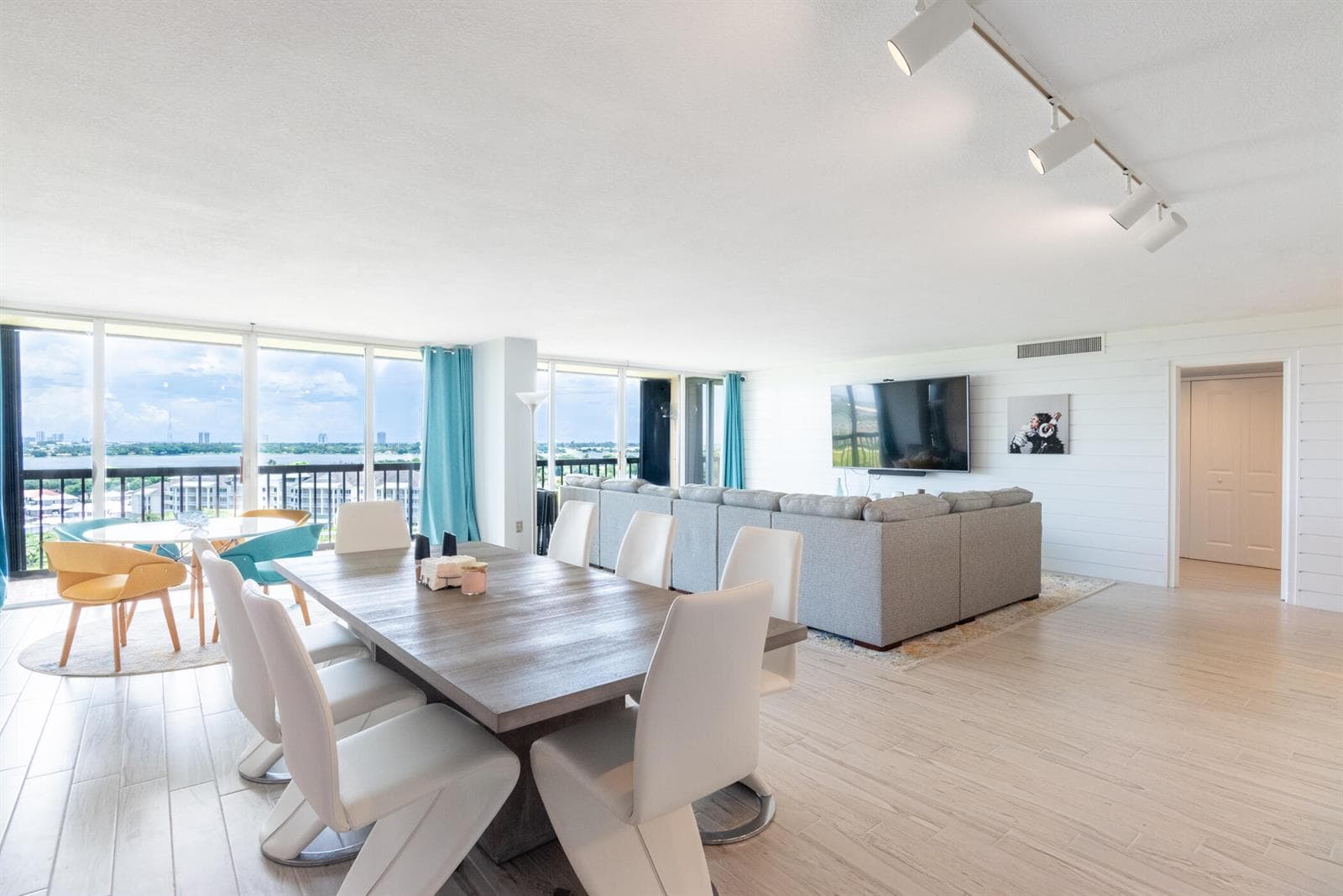 © Clark-2450 Presidential Way 1450-015