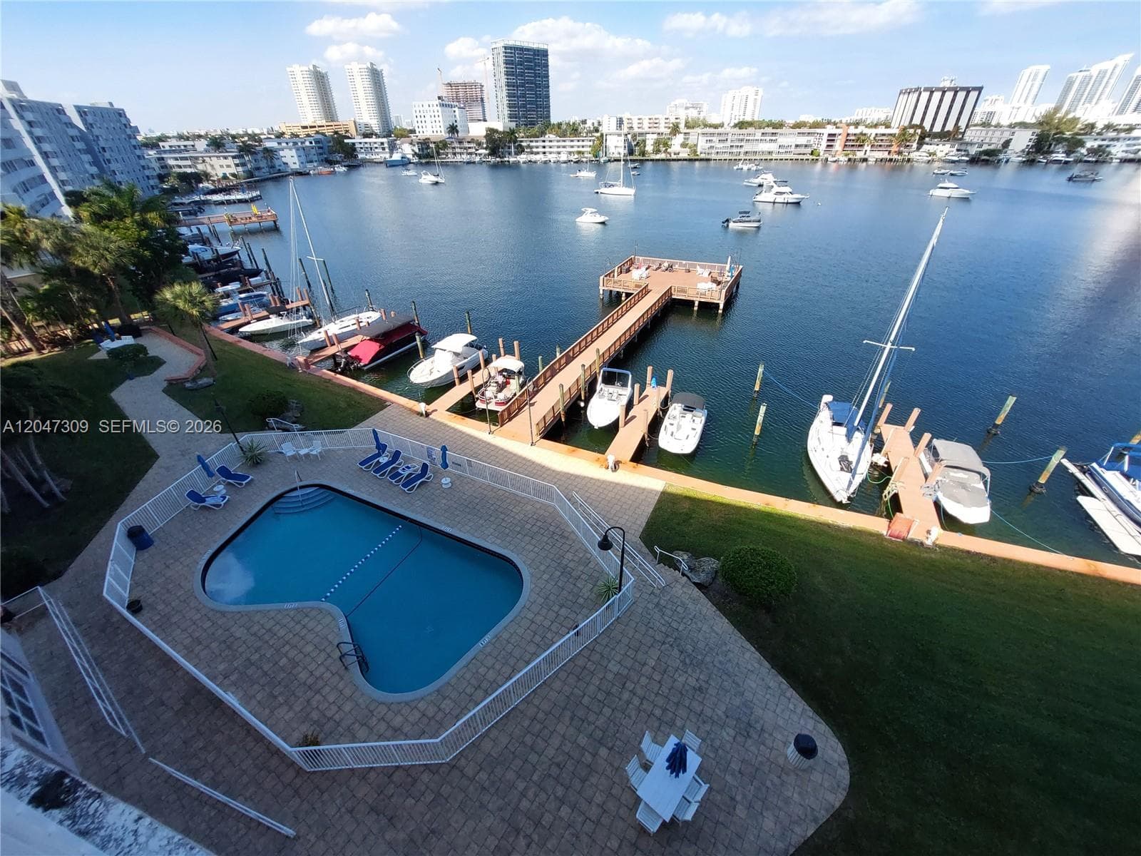 PARK LAYNE TOWERS CONDO · #47 in Hallandale Beach - Photo 13