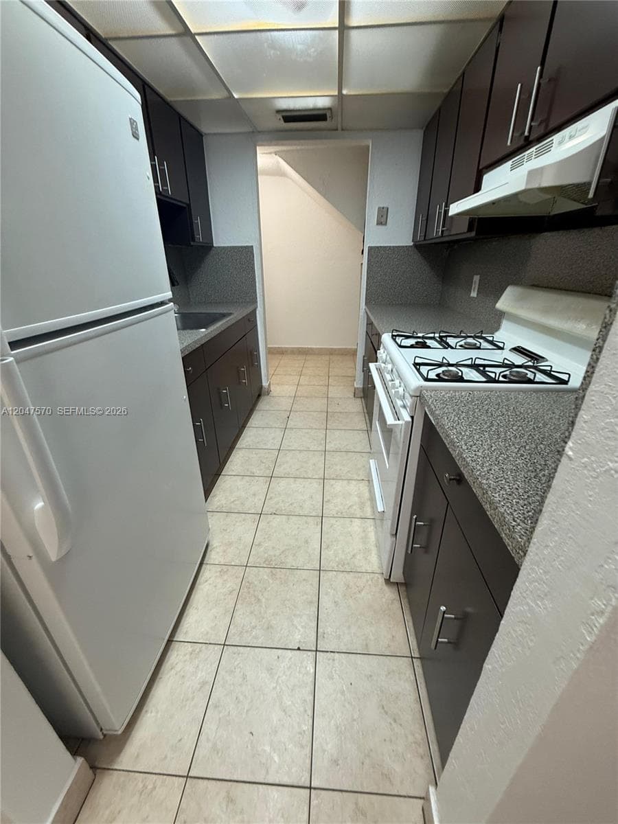 Villa Catalina Condo · #406 in Hialeah - Photo 2
