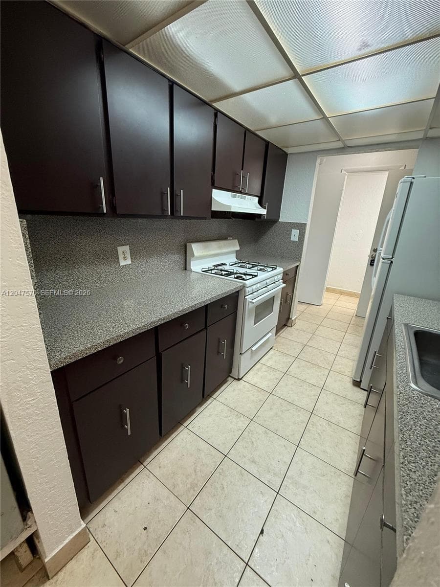 Villa Catalina Condo · #406 in Hialeah - Photo 3