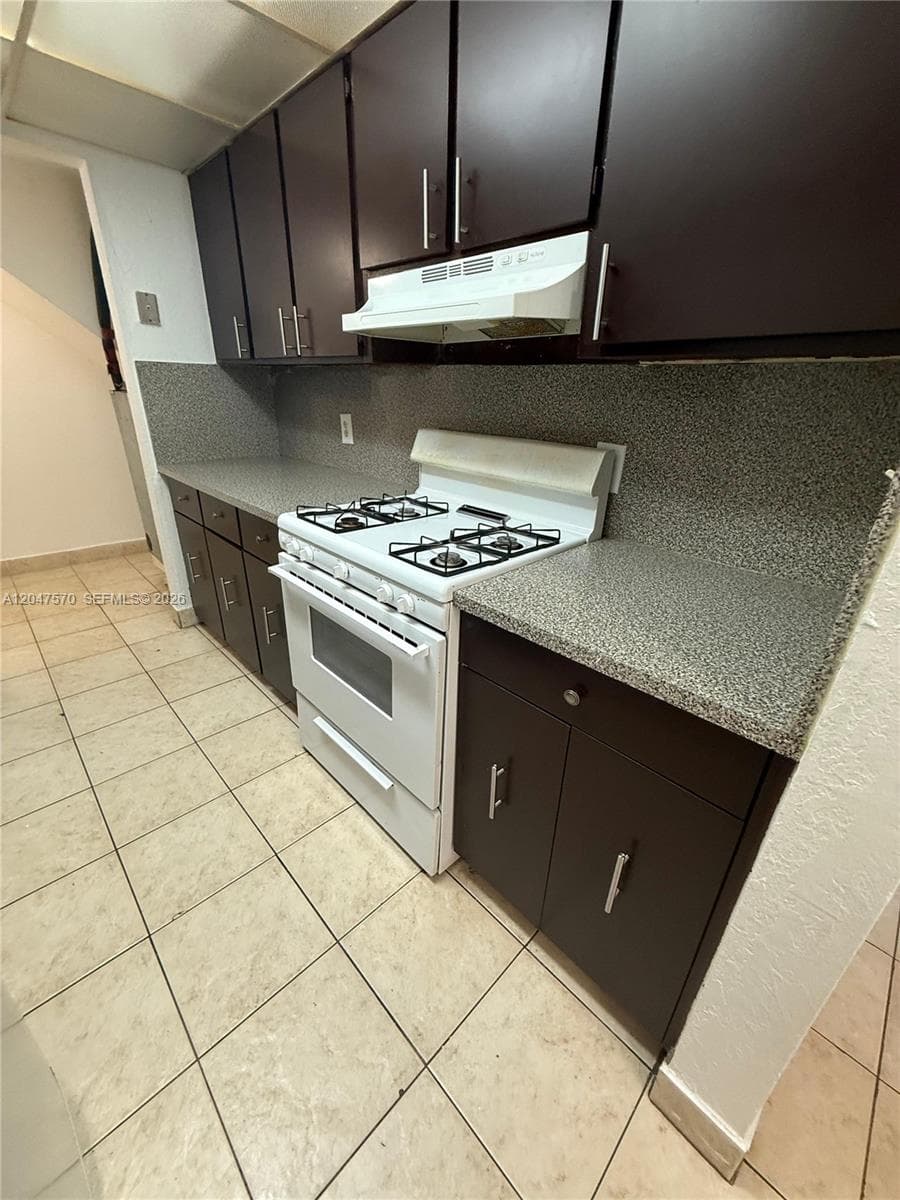 Villa Catalina Condo · #406 in Hialeah - Photo 9