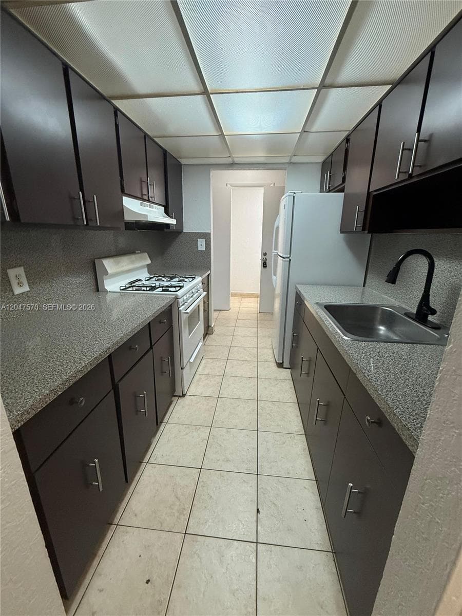 Villa Catalina Condo · #406 in Hialeah - Photo 4