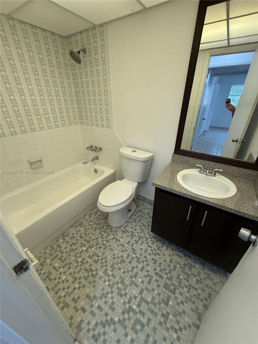 Villa Catalina Condo · #406 in Hialeah - Photo 25