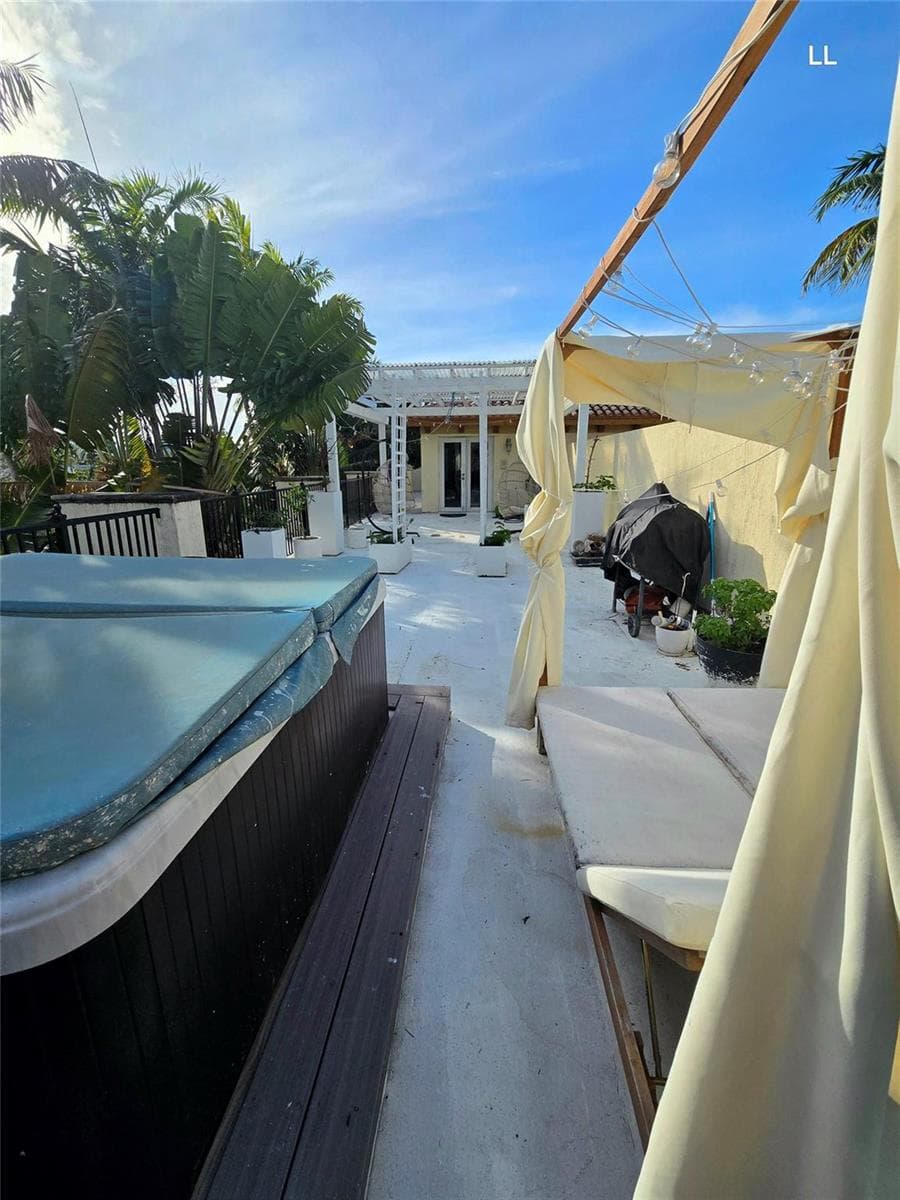 Hot Tub and Daybed 3rd floor terrace