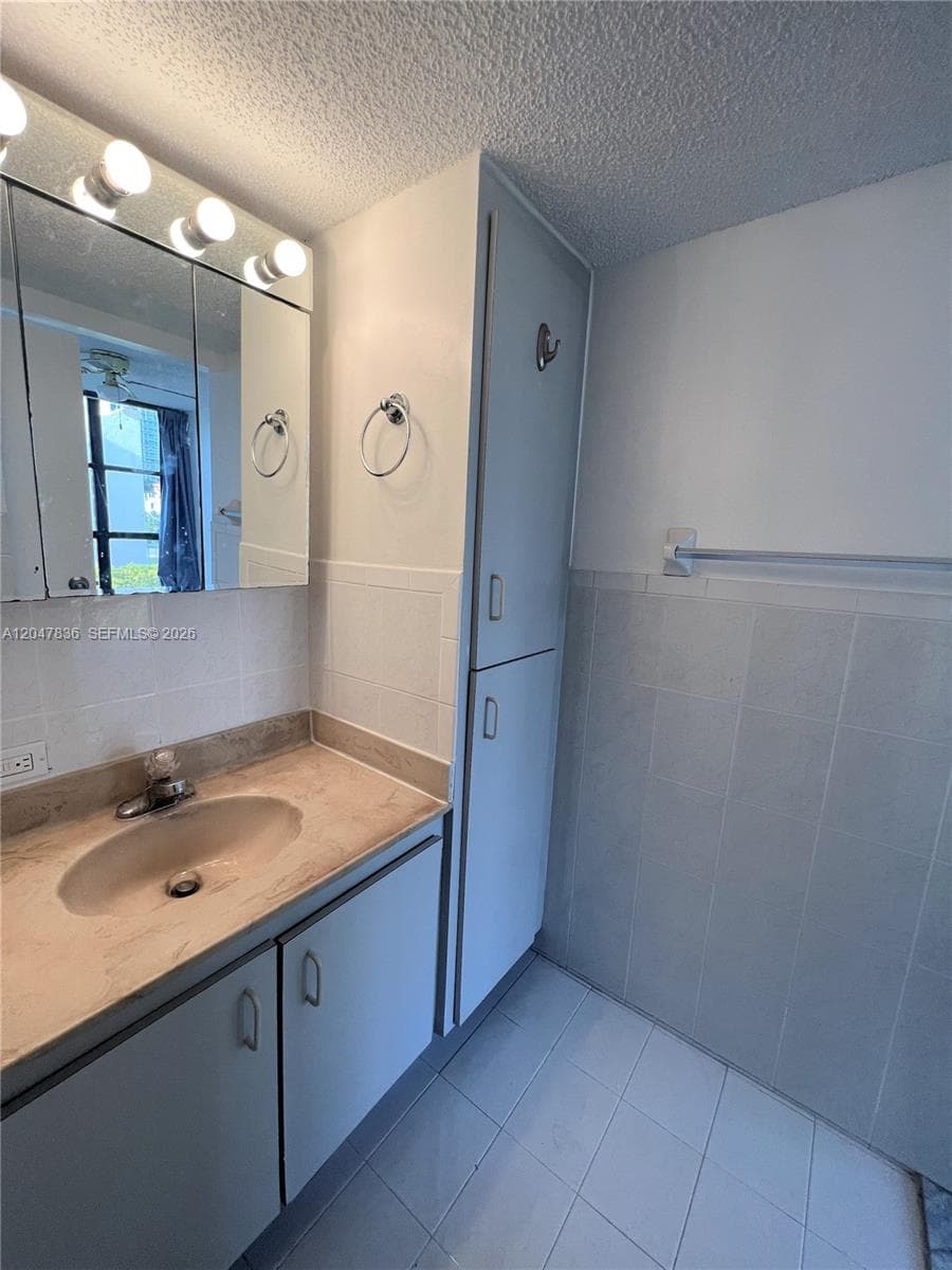 PLAZA OF AMERICAS CONDO · #816 in Sunny Isles Beach - Photo 13