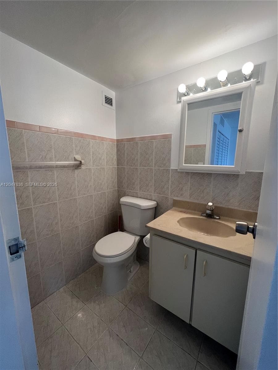 1/2 Bathroom