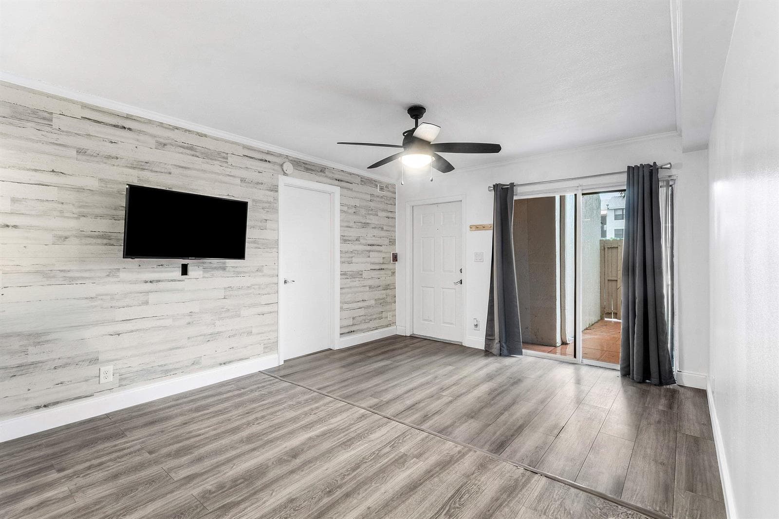 007-612ExecutiveCenterDrive-3107-WestPal
