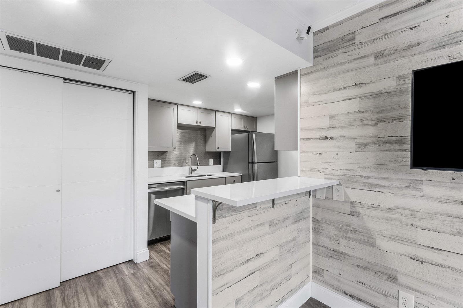 010-612ExecutiveCenterDrive-3107-WestPal