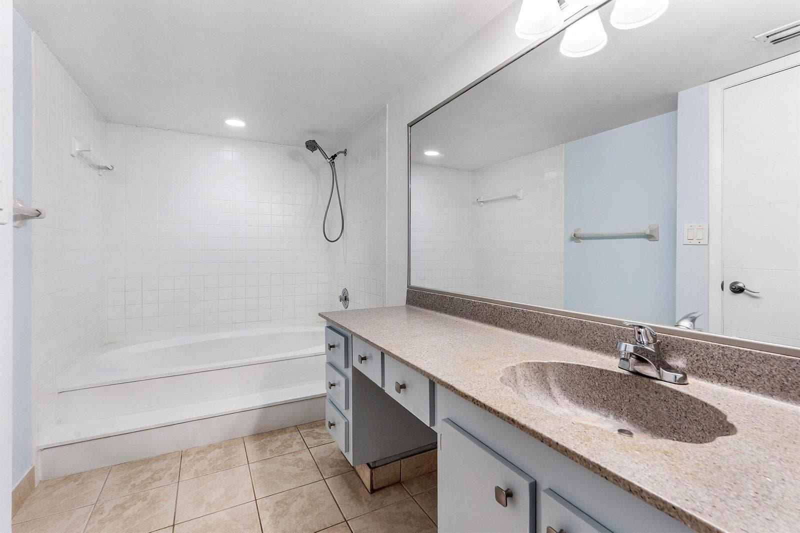 017-612ExecutiveCenterDrive-3107-WestPal