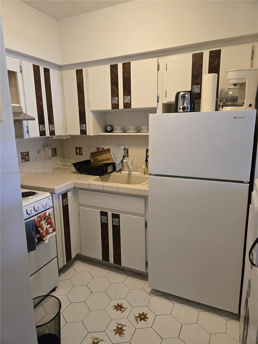 GOLDEN BAY LODGE CO-OP · #41 in Hallandale Beach - Photo 2