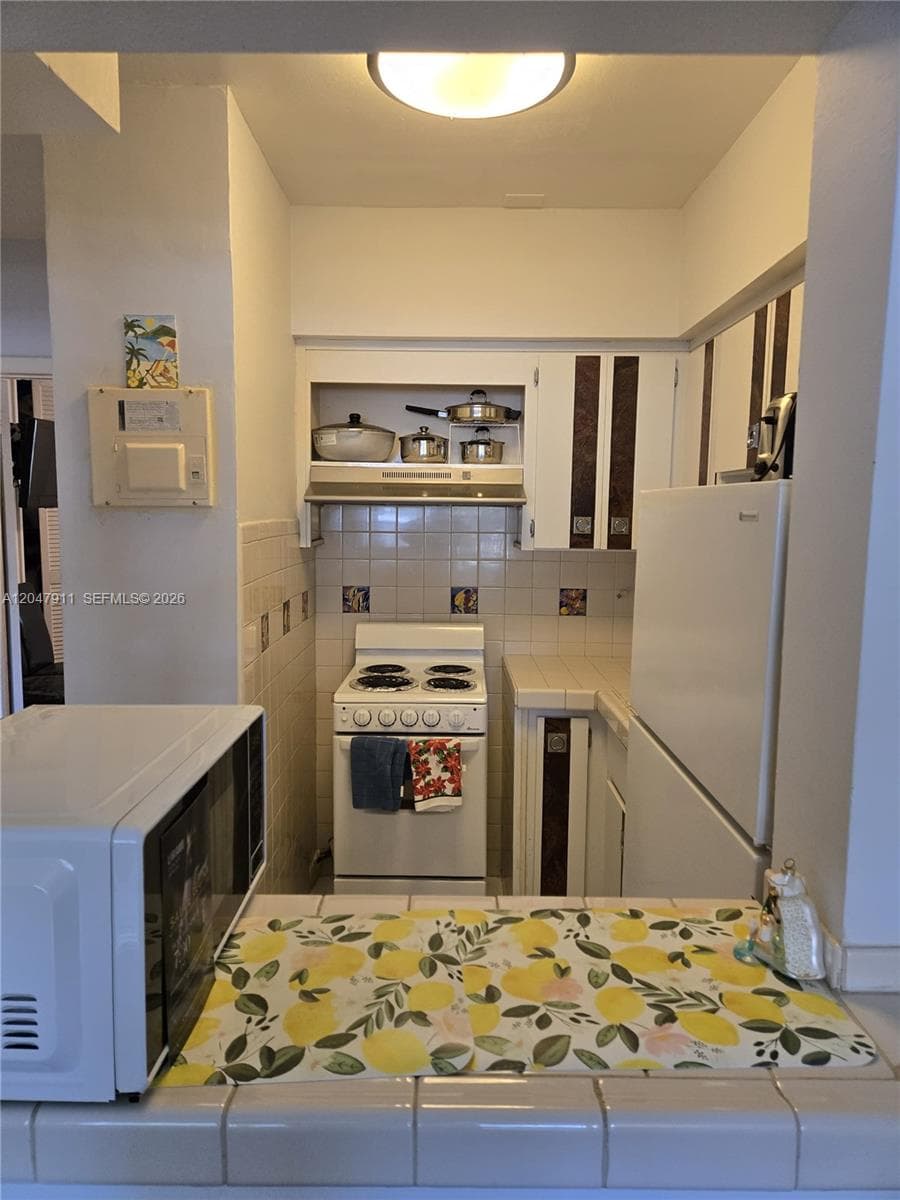 GOLDEN BAY LODGE CO-OP · #41 in Hallandale Beach - Photo 3