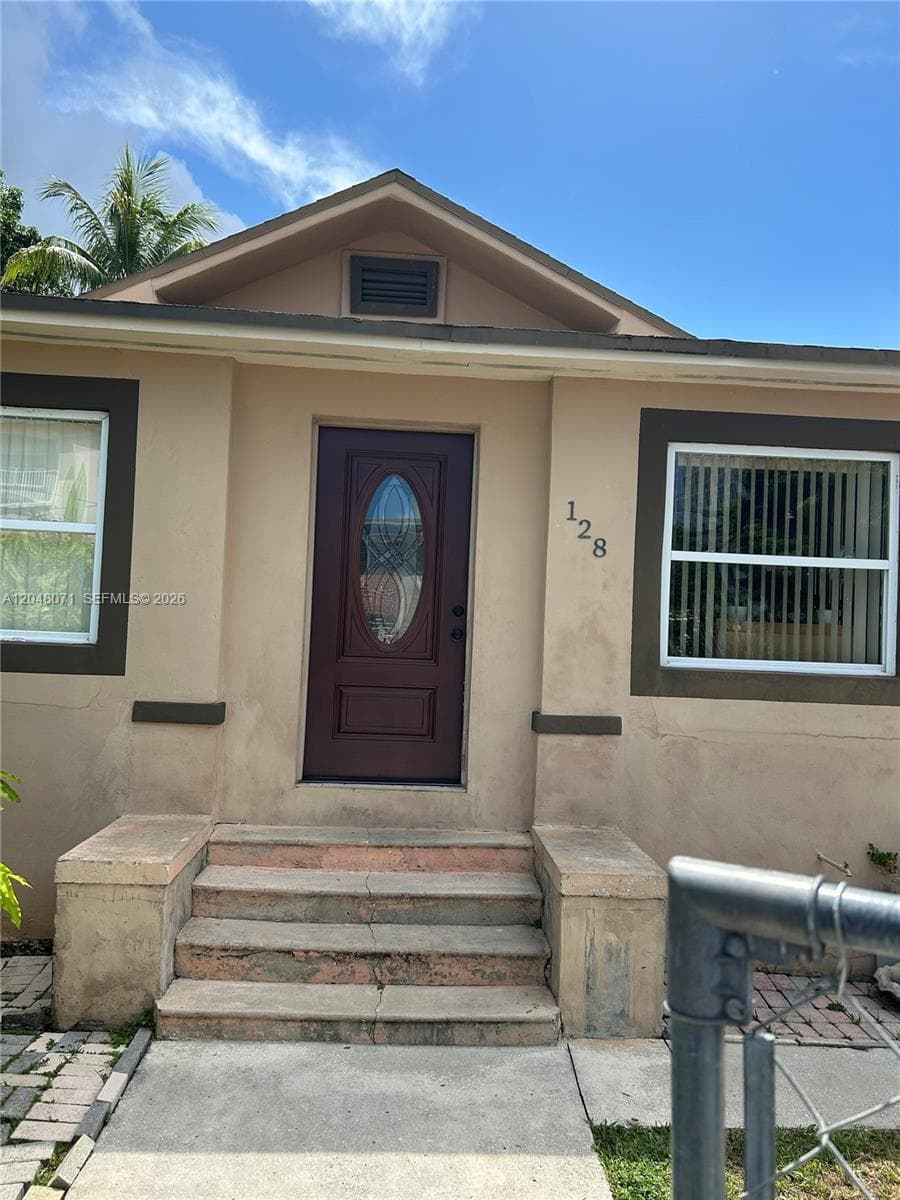 128 SW 11th Ave photo 2