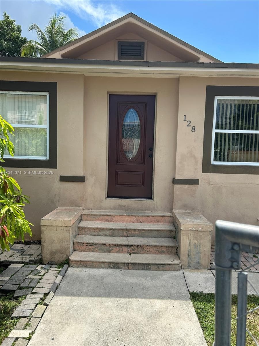 128 SW 11th Ave photo 1