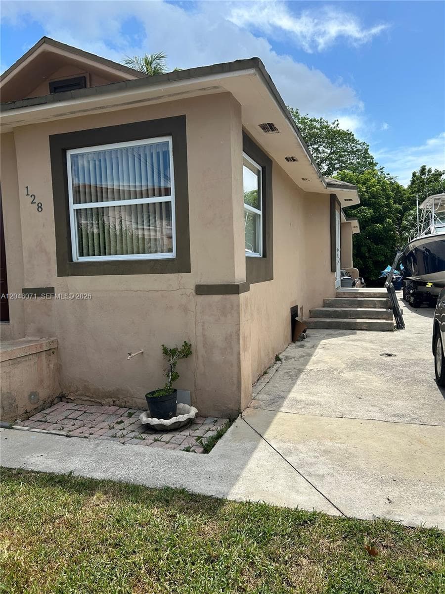 128 SW 11th Ave photo 4