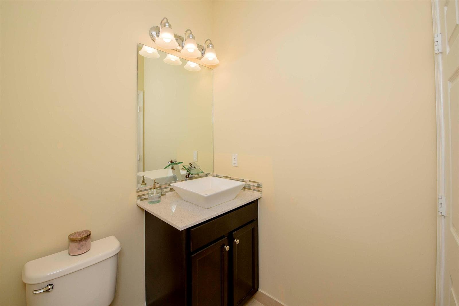 03- Half Bathroom (1)