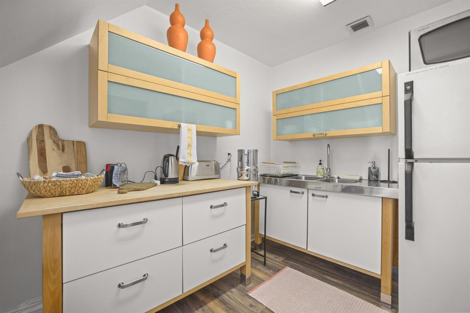 Apartment's primary bedroom