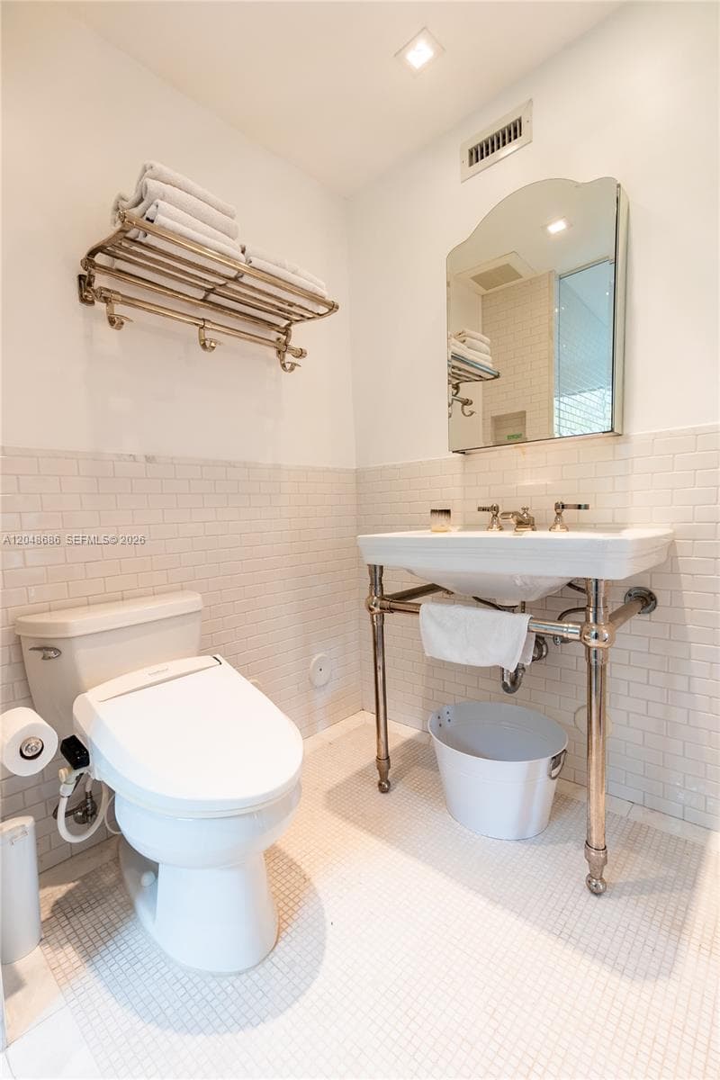 255 PALM AVENUE photo 13