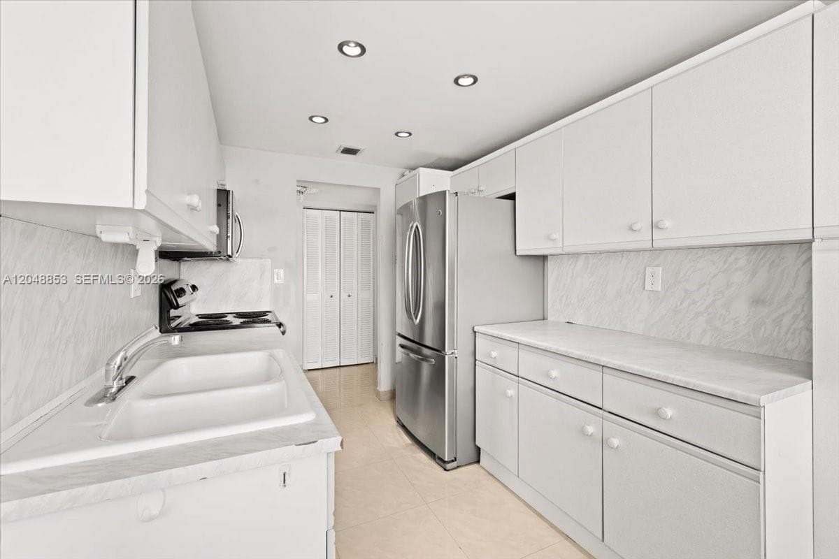 PLAZA TOWERS NORTH CONDO · #911 in Hallandale Beach - Photo 6