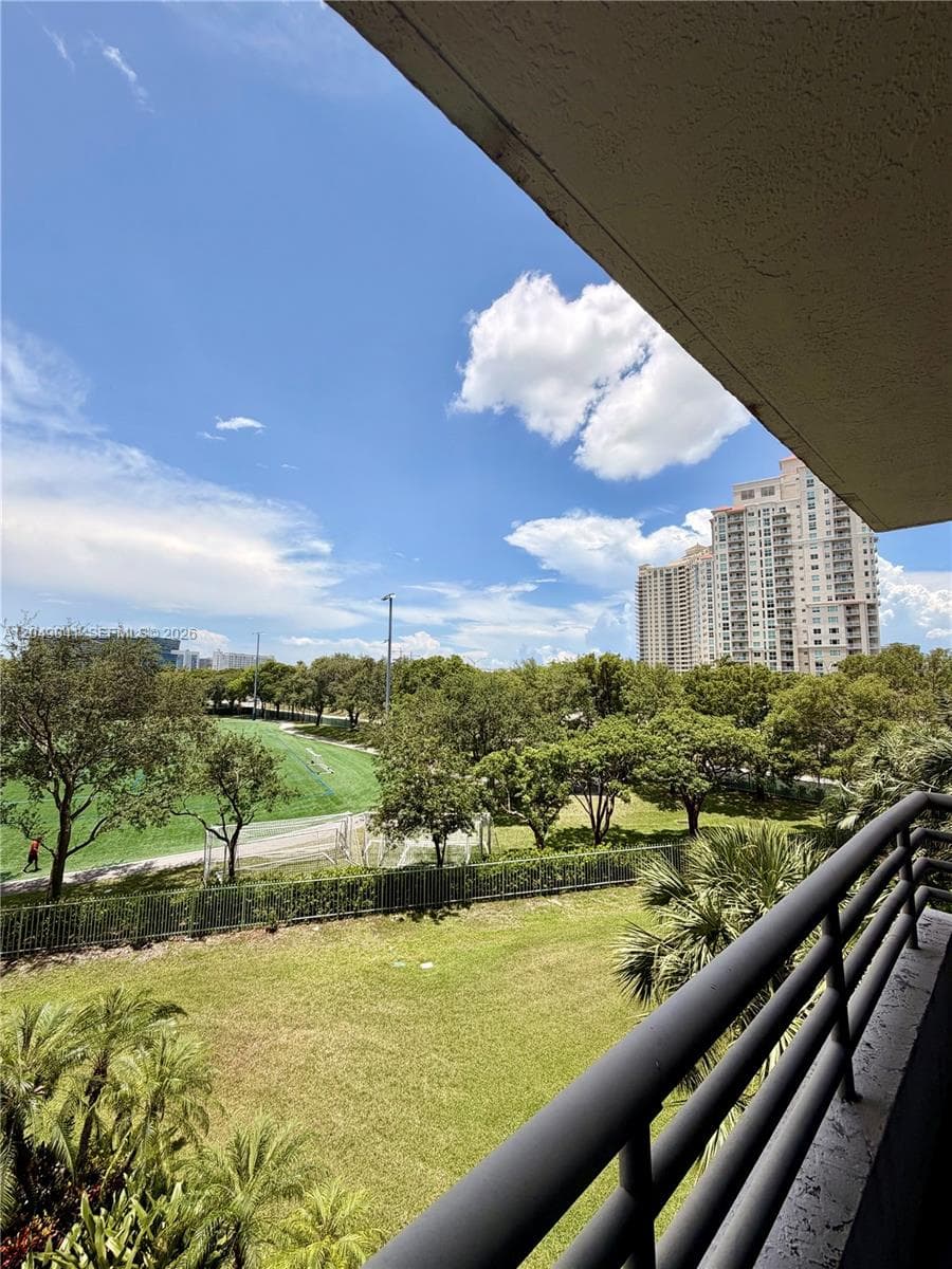 PARC CENTRAL AVENTURA SOU · #404 in Aventura - Photo 10