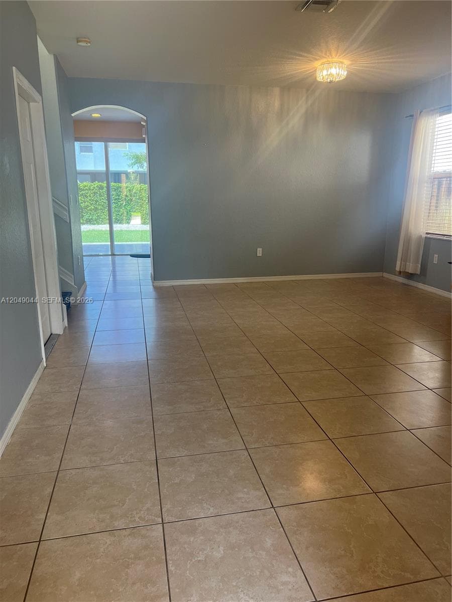 1430 SE 18th Pl photo 4