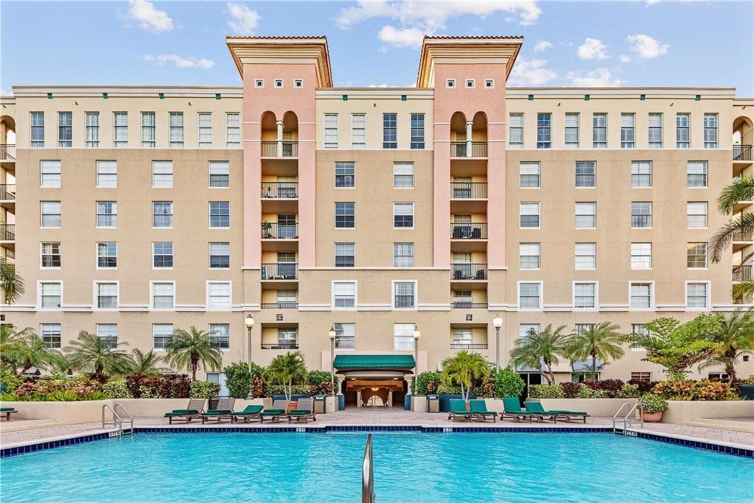 Las Olas by the River Pool
