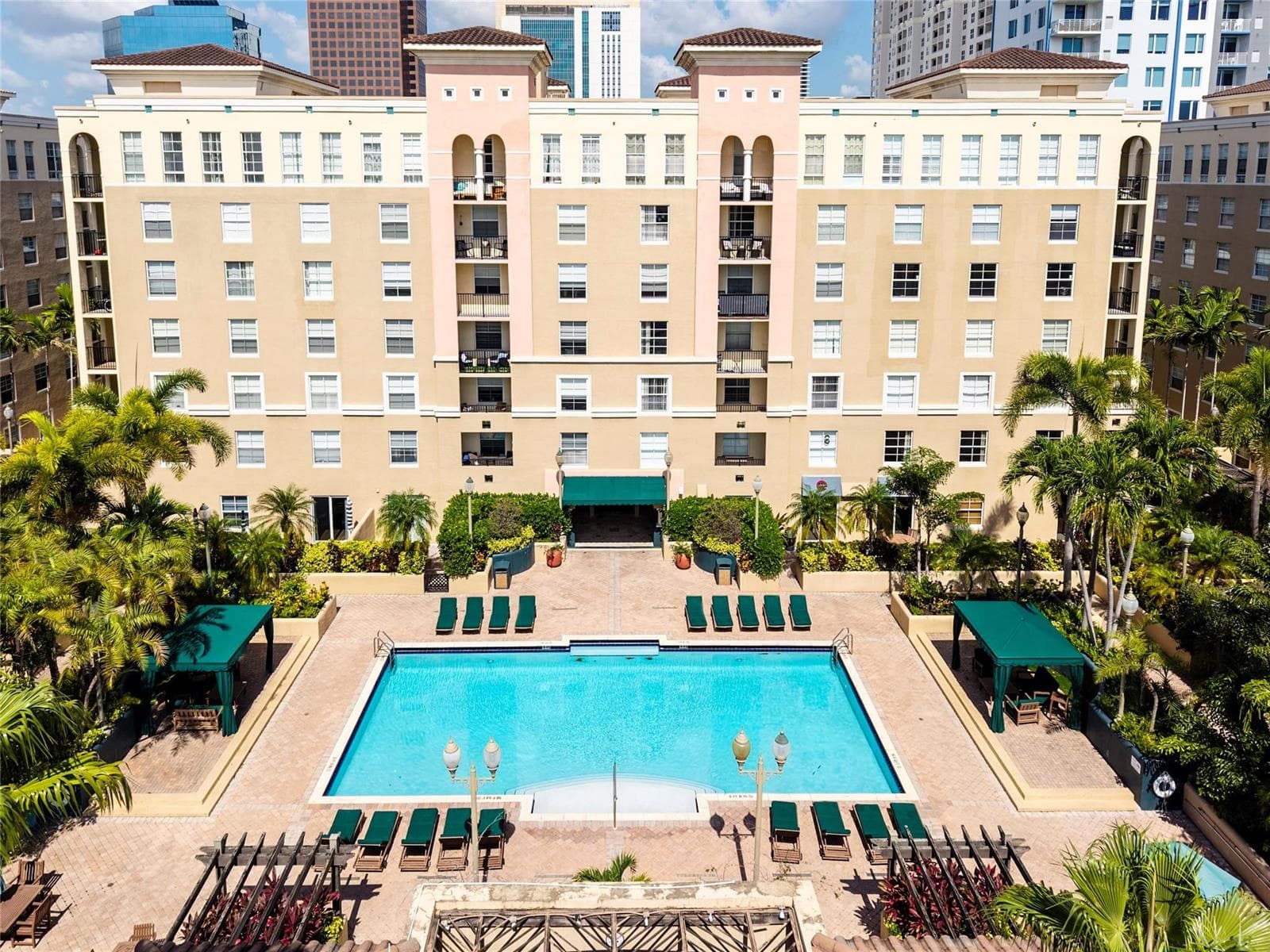 Las Olas by the River